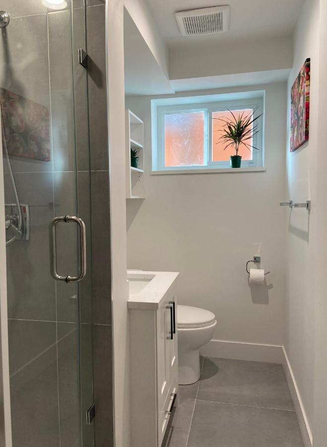 Newly Renovated Walkout Basement In Vancouver With Separate Entrance Екстериор снимка