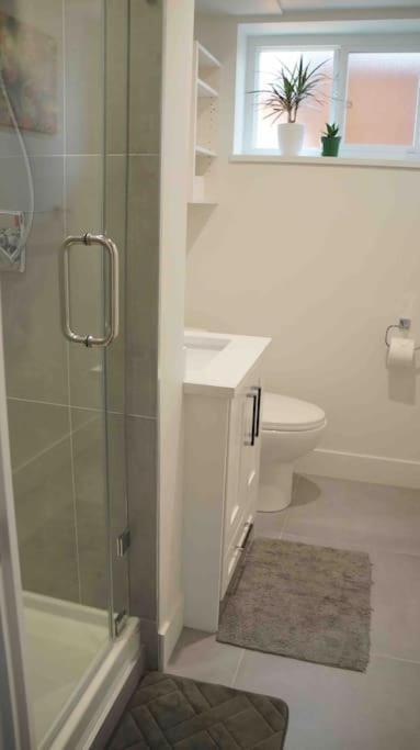Newly Renovated Walkout Basement In Vancouver With Separate Entrance Екстериор снимка